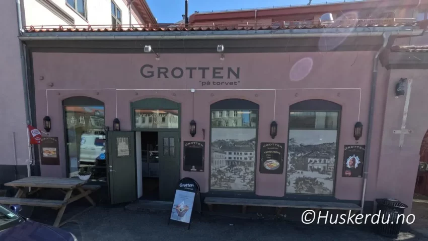 Grotten på Torvet i Halden 🍽️🌞 Dette er Grotten på Torvet. Et kjent samlingspunkt midt i Halden hvor folk møtes for en matbit eller noe kaldt i sola. Her får du kjøttpudding med alt, burgere, gyrostallerken og iskrem. Stikk innom neste gang du er i byen – både for smaken og stemningen. Foto: © Huskerdu.no grotten-pa-torvet-halden-21-25-04-2025-huskerdu Grotten på Torvet – Serveringssted midt i Halden Grotten på Torvet, Grotten Halden, Halden sentrum, Halden by, Torvet Halden, gatekjøkken Halden, isbar Halden, Grotten Halden servering