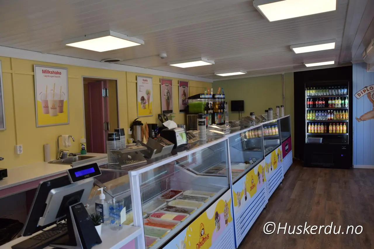 Grottens nye isbar i Halden 🍦🧊 Den totalrenoverte isbaren hos Grotten på Torvet er lys, ryddig og fristende. Her finner du flere frysere fulle av kuleis, softis og tilbehør. I tillegg kan du bestille milkshake og slush, og kjøle deg ned med noe kaldt i glasset. Et populært stoppested i sommersesongen, både for fastboende og turister. Foto: © Huskerdu.no grotten-pa-torvet-halden-24-25-04-2025-huskerdu Grotten på Torvet – Den nye isbaren i Halden Grotten på Torvet, Grotten Halden, Halden isbar, isbar Grotten Halden, iskrem Halden, softis Halden, kuleis Halden, Halden sentrum, Grotten isdisk