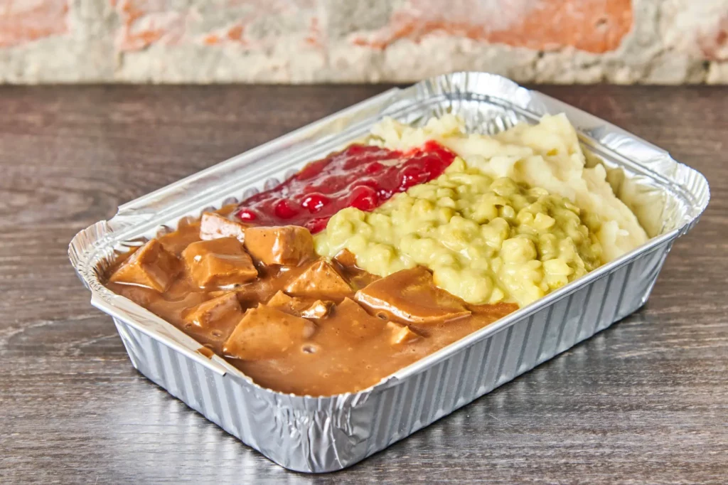 Signaturretten hos Grotten 🍛🥔 Dette er den store kjøttpuddingen hos Grotten på Torvet. Serveres med brun saus, potetmos, ertestuing og tyttebær – akkurat slik mange husker det fra barndommen. Vi måtte selvfølgelig smake selv, og kan trygt si at vi forstår hvorfor den er blitt en klassiker i Halden. En rett som fortsatt står sterkt hos både stamgjester og førstegangsbesøkende. Foto: Grotten på Torvet grotten-pa-torvet-halden-foto-grotten Grotten på Torvet – Kjøttpudding med tradisjonell tilbehør Grotten på Torvet, Grotten Halden, Halden kjøttpudding, tradisjonsmat Halden, Halden sentrum, matopplevelse Halden, klassisk norsk mat Halden, Grotten matrett