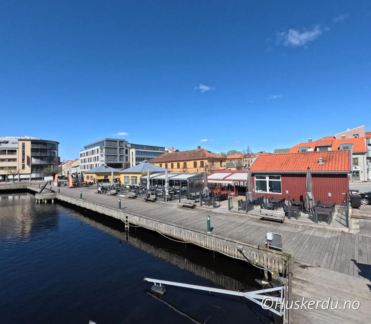Halden brygge og festningsbyen ved fjorden 🛥️🏘️ Bildene viser Halden Brygge og nærliggende områder med utsikt mot Fredriksten festning. Dette er byens mest populære samlingspunkt når sola skinner. Her ligger spisesteder, benker og gjestebrygger tett i tett, og folk kommer for å nyte en is, spise ute eller rusle langs kaia. Foto: © Huskerdu.no halden-vaar-brygge-torg-2025-huskerdu Halden Brygge – Sommerliv ved vannkanten i Halden sentrum Halden Brygge, Halden havn, Halden sentrum, Halden torg, Fredriksten festning, byliv Halden, spisesteder Halden, Halden sommer, Østfold byer, Halden vår 2025