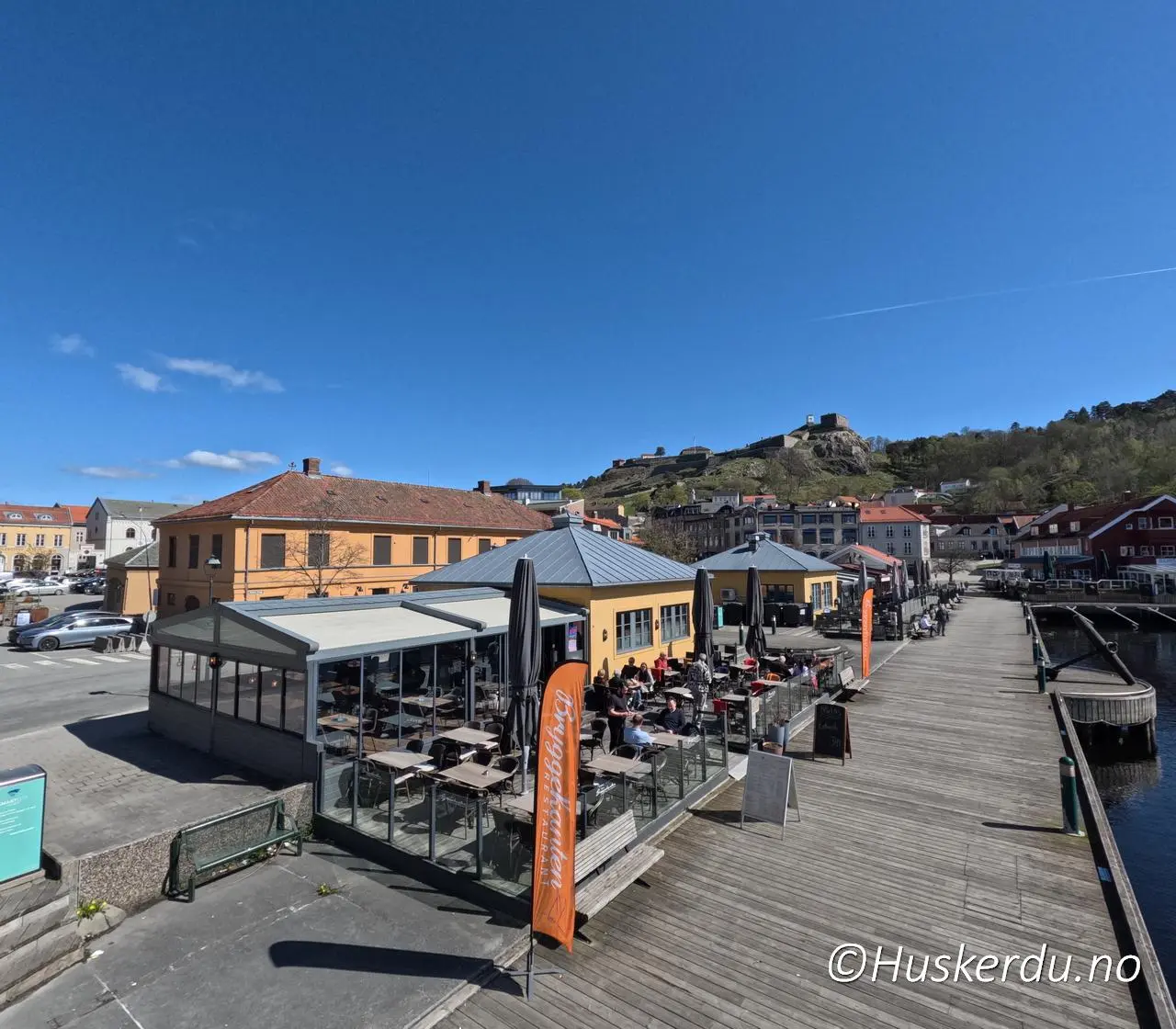 Halden brygge og festningsbyen ved fjorden 🛥️🏘️ Bildene viser Halden Brygge og nærliggende områder med utsikt mot Fredriksten festning. Dette er byens mest populære samlingspunkt når sola skinner. Her ligger spisesteder, benker og gjestebrygger tett i tett, og folk kommer for å nyte en is, spise ute eller rusle langs kaia. Foto: © Huskerdu.no halden-vaar-brygge-torg-2025-huskerdu Halden Brygge – Sommerliv ved vannkanten i Halden sentrum Halden Brygge, Halden havn, Halden sentrum, Halden torg, Fredriksten festning, byliv Halden, spisesteder Halden, Halden sommer, Østfold byer, Halden vår 2025