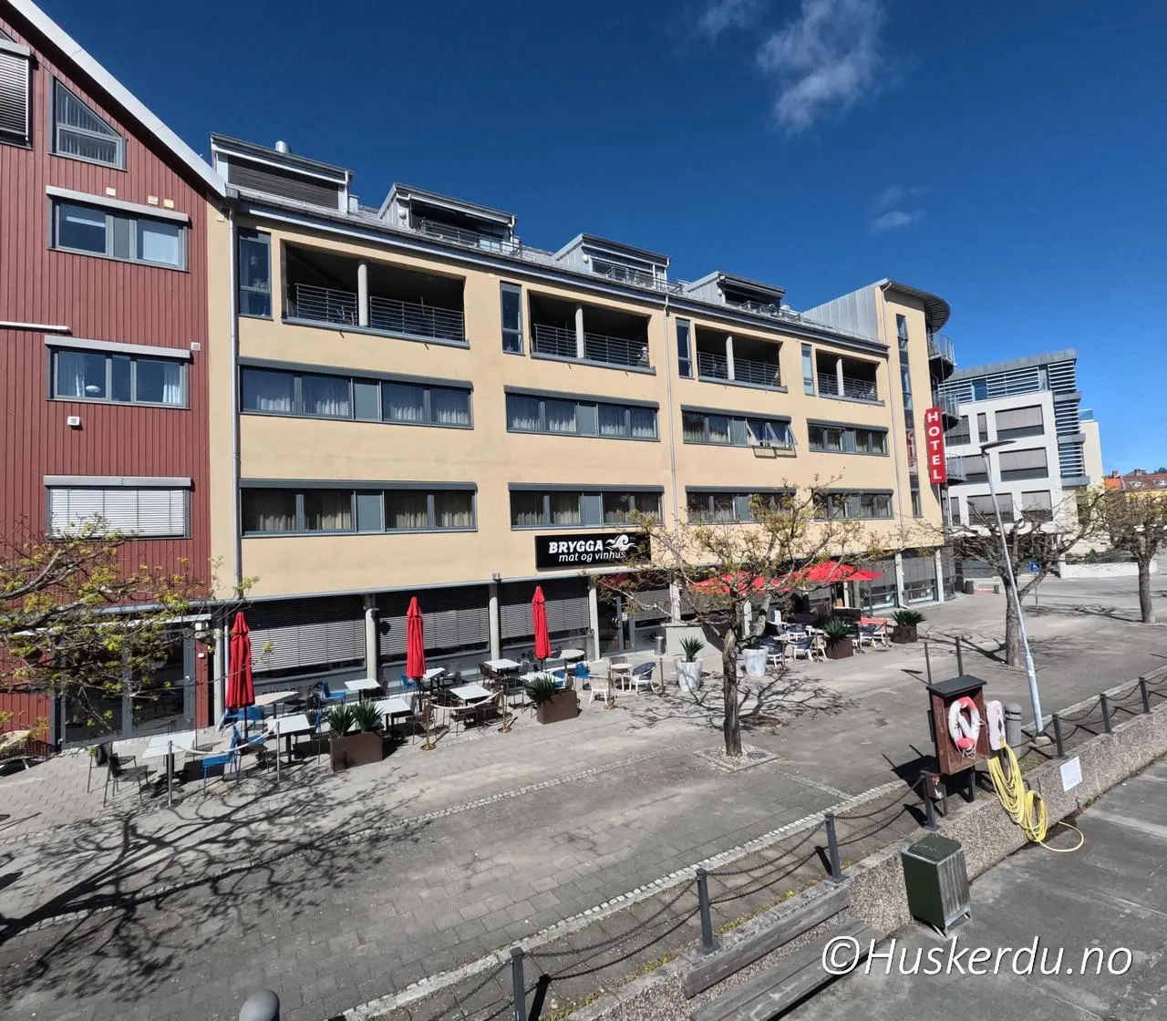 Halden brygge og festningsbyen ved fjorden 🛥️🏘️ Bildene viser Halden Brygge og nærliggende områder med utsikt mot Fredriksten festning. Dette er byens mest populære samlingspunkt når sola skinner. Her ligger spisesteder, benker og gjestebrygger tett i tett, og folk kommer for å nyte en is, spise ute eller rusle langs kaia. Foto: © Huskerdu.no halden-vaar-brygge-torg-2025-huskerdu Halden Brygge – Sommerliv ved vannkanten i Halden sentrum Halden Brygge, Halden havn, Halden sentrum, Halden torg, Fredriksten festning, byliv Halden, spisesteder Halden, Halden sommer, Østfold byer, Halden vår 2025