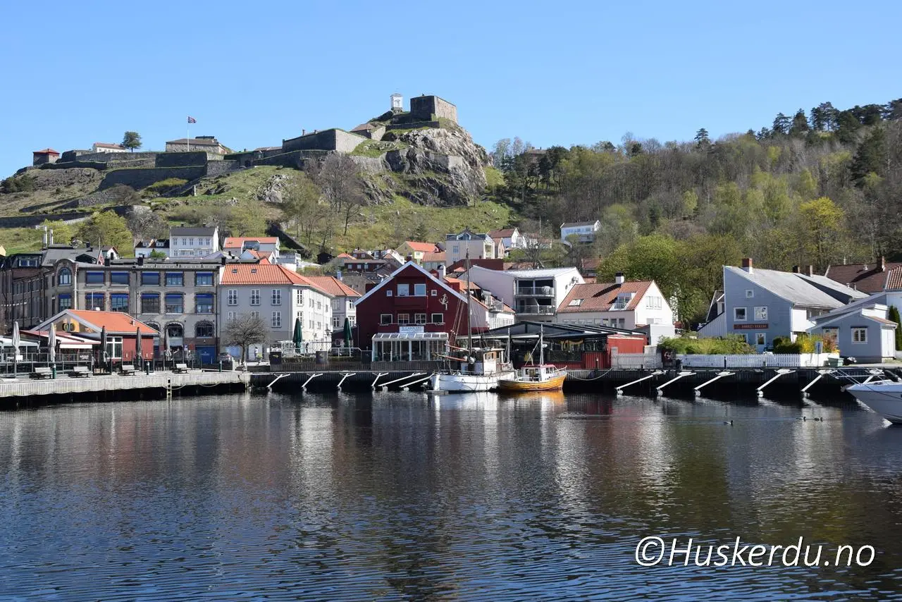 Halden brygge og festningsbyen ved fjorden 🛥️🏘️ Bildene viser Halden Brygge og nærliggende områder med utsikt mot Fredriksten festning. Dette er byens mest populære samlingspunkt når sola skinner. Her ligger spisesteder, benker og gjestebrygger tett i tett, og folk kommer for å nyte en is, spise ute eller rusle langs kaia. Foto: © Huskerdu.no halden-vaar-brygge-torg-2025-huskerdu Halden Brygge – Sommerliv ved vannkanten i Halden sentrum Halden Brygge, Halden havn, Halden sentrum, Halden torg, Fredriksten festning, byliv Halden, spisesteder Halden, Halden sommer, Østfold byer, Halden vår 2025