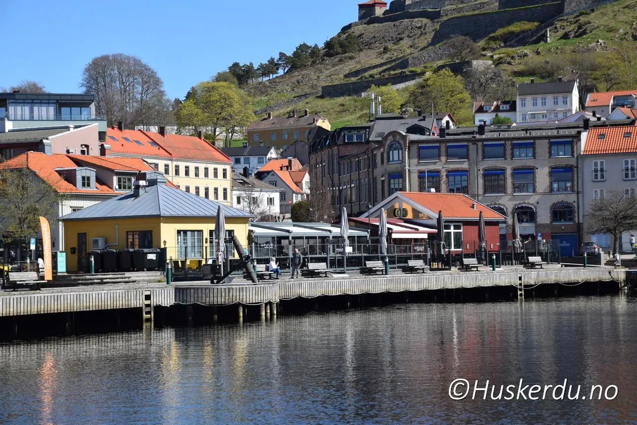 Halden brygge og festningsbyen ved fjorden 🛥️🏘️ Bildene viser Halden Brygge og nærliggende områder med utsikt mot Fredriksten festning. Dette er byens mest populære samlingspunkt når sola skinner. Her ligger spisesteder, benker og gjestebrygger tett i tett, og folk kommer for å nyte en is, spise ute eller rusle langs kaia. Foto: © Huskerdu.no halden-vaar-brygge-torg-2025-huskerdu Halden Brygge – Sommerliv ved vannkanten i Halden sentrum Halden Brygge, Halden havn, Halden sentrum, Halden torg, Fredriksten festning, byliv Halden, spisesteder Halden, Halden sommer, Østfold byer, Halden vår 2025