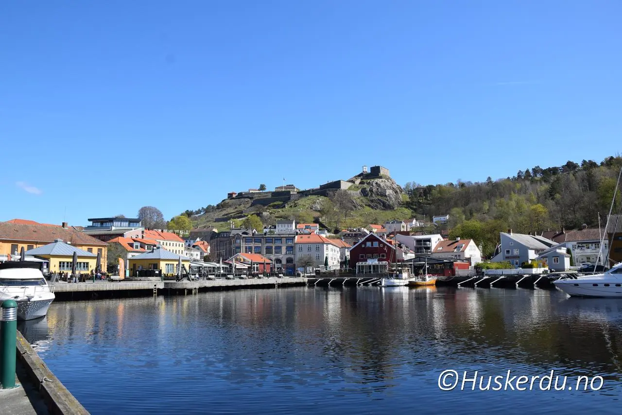 Halden brygge og festningsbyen ved fjorden 🛥️🏘️ Bildene viser Halden Brygge og nærliggende områder med utsikt mot Fredriksten festning. Dette er byens mest populære samlingspunkt når sola skinner. Her ligger spisesteder, benker og gjestebrygger tett i tett, og folk kommer for å nyte en is, spise ute eller rusle langs kaia. Foto: © Huskerdu.no halden-vaar-brygge-torg-2025-huskerdu Halden Brygge – Sommerliv ved vannkanten i Halden sentrum Halden Brygge, Halden havn, Halden sentrum, Halden torg, Fredriksten festning, byliv Halden, spisesteder Halden, Halden sommer, Østfold byer, Halden vår 2025