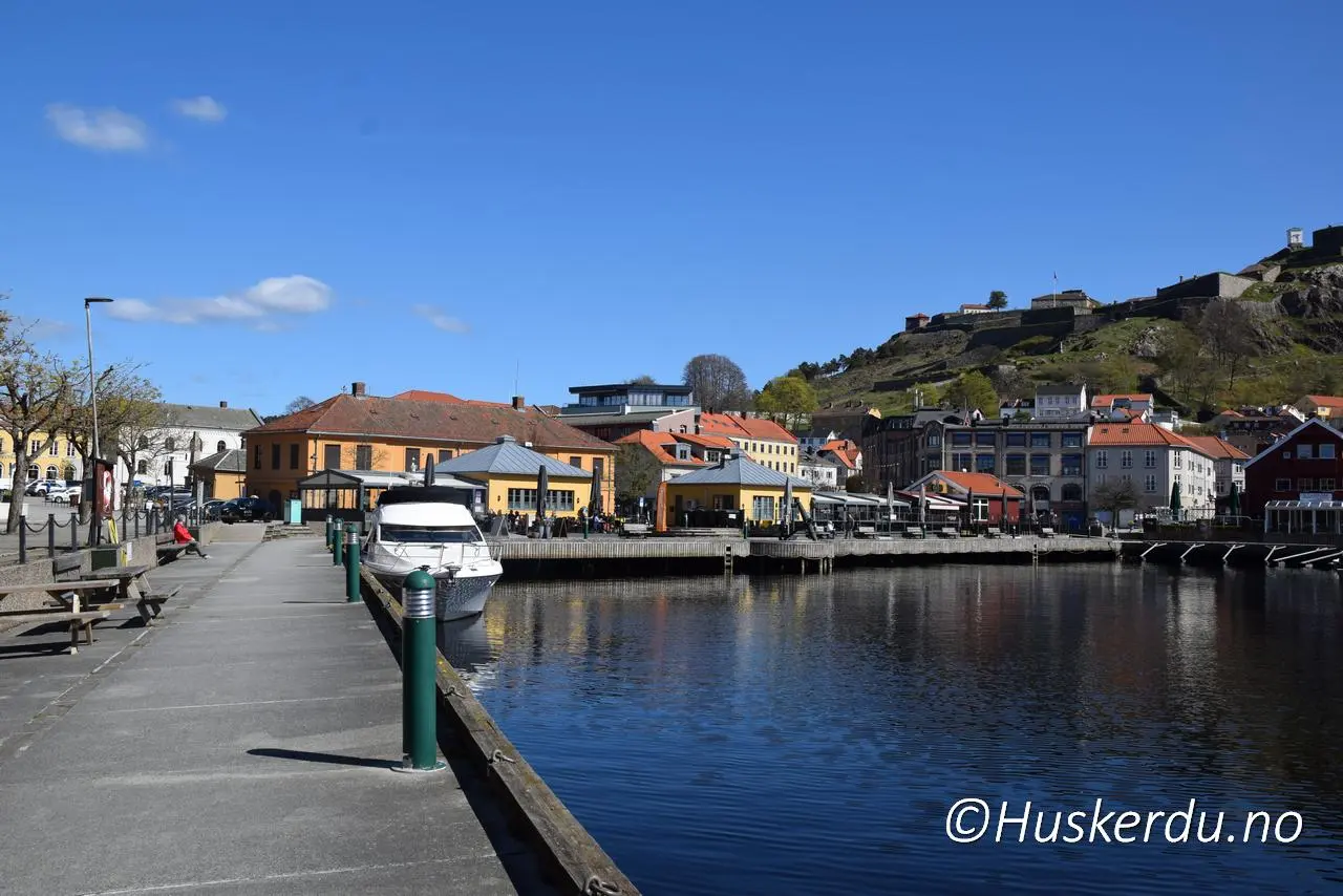 Halden brygge og festningsbyen ved fjorden 🛥️🏘️ Bildene viser Halden Brygge og nærliggende områder med utsikt mot Fredriksten festning. Dette er byens mest populære samlingspunkt når sola skinner. Her ligger spisesteder, benker og gjestebrygger tett i tett, og folk kommer for å nyte en is, spise ute eller rusle langs kaia. Foto: © Huskerdu.no halden-vaar-brygge-torg-2025-huskerdu Halden Brygge – Sommerliv ved vannkanten i Halden sentrum Halden Brygge, Halden havn, Halden sentrum, Halden torg, Fredriksten festning, byliv Halden, spisesteder Halden, Halden sommer, Østfold byer, Halden vår 2025