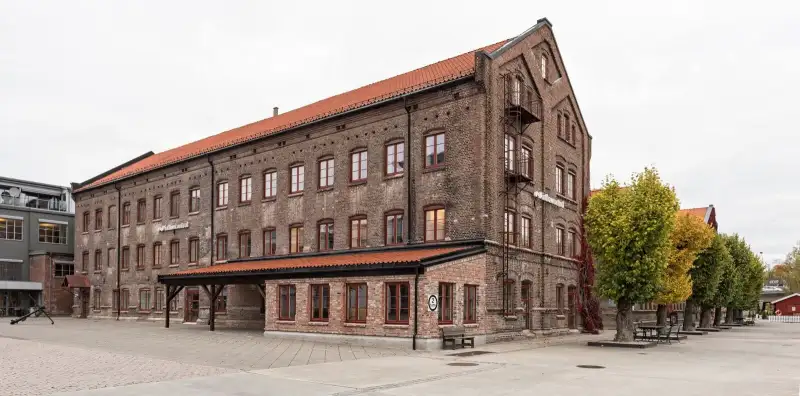 Hovedkvarter i industribygg 🧱 Dette gamle murbygget i hjertet av Porsgrunn huser i dag Inflow Control, et moderne teknologiselskap med røtter i olje- og energisektoren. Den karakteristiske røde teglsteinsfasaden står i kontrast til nyere bygg rundt og minner om byens industrielle historie. Området er i dag preget av innovasjon og næringsliv. Foto: Inflowcontrol, CC BY-SA 4.0 https://creativecommons.org/licenses/by-sa/4.0 https://commons.wikimedia.org/wiki/File:Inflow_Control_HQ_at_Porsgrunn,_Norway.jpg 800-px-inflow-control-hovedkvarter-i-porsgrunn Inflow Control – Hovedkvarter i historisk industribygg porsgrunn, porsgrun, inflow control, teglsteinsbygg, industribygg, næringsbygg, kontorbygg Porsgrunn kommune
