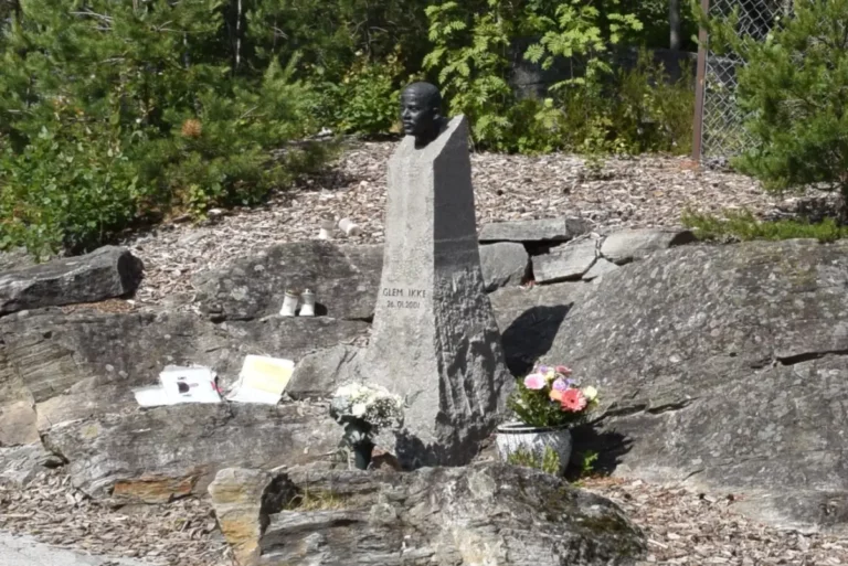 Minnesmerket tett på boligene 🕊️ Minnesmerket for Benjamin Hermansen står stille rett ved boligblokkene på Holmlia i Oslo. Den nære plasseringen gjør inntrykk og viser hvor fort en tragedie kan treffe midt i hverdagen. Bare få meter fra hjemmene mistet Benjamin livet, og det som skulle være en vanlig kveld ble snudd til et brutalt angrep preget av hat. I dag er stedet et viktig stopp for både beboere og besøkende, som minner oss på hvor skjør tryggheten kan være og hvor viktig det er å bygge fellesskap og motstand mot rasisme. Foto: © Huskerdu.no minnesmerket-tett-pa-boligene-holmlia Minnesmerket for Benjamin Hermansen tett på boligene på Holmlia i Oslo – Et stille symbol på fellesskap Holmlia, holmlia oslo, benjamin hermansen, minnesmerke holmlia, holmlia blokkene, antirasisme holmlia, benjamin hermansen minnesmerke Oslo kommune
