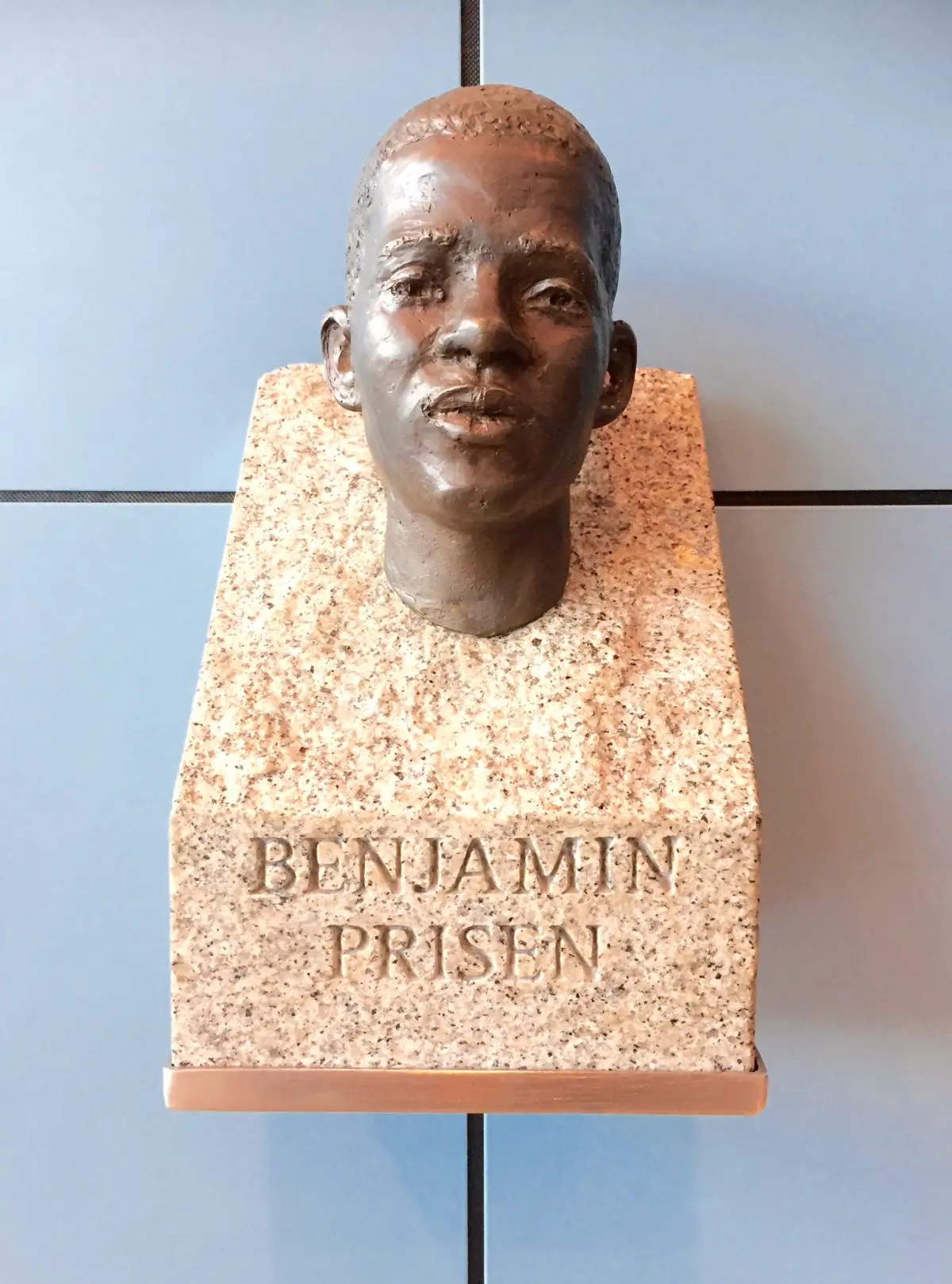 Benjaminprisen på Kuben 🏆 Bysten av Benjamin Hermansen står på Kuben yrkesarena i Oslo som en påminnelse om viktigheten av inkludering og mangfold. Prisen deles ut årlig til skoler som jobber aktivt mot rasisme og diskriminering. Skulpturen, laget av Ivar Sjaastad, løfter fram Benjamins historie og inspirerer til videre arbeid for et åpent samfunn. Foto: QUB1, CC BY-SA 4.0 https://creativecommons.org/licenses/by-sa/4.0 https://commons.wikimedia.org/wiki/File:2016_Benjamin.jpg benjaminprisen-pa-kuben-i-oslo Benjaminprisen på Kuben yrkesarena i Oslo – Symbol for inkludering og antirasisme Oslo, oslo by, kuben oslo, benjamin hermansen, benjaminprisen, byste oslo, antirasisme oslo, kuben yrkesarena Oslo kommune
