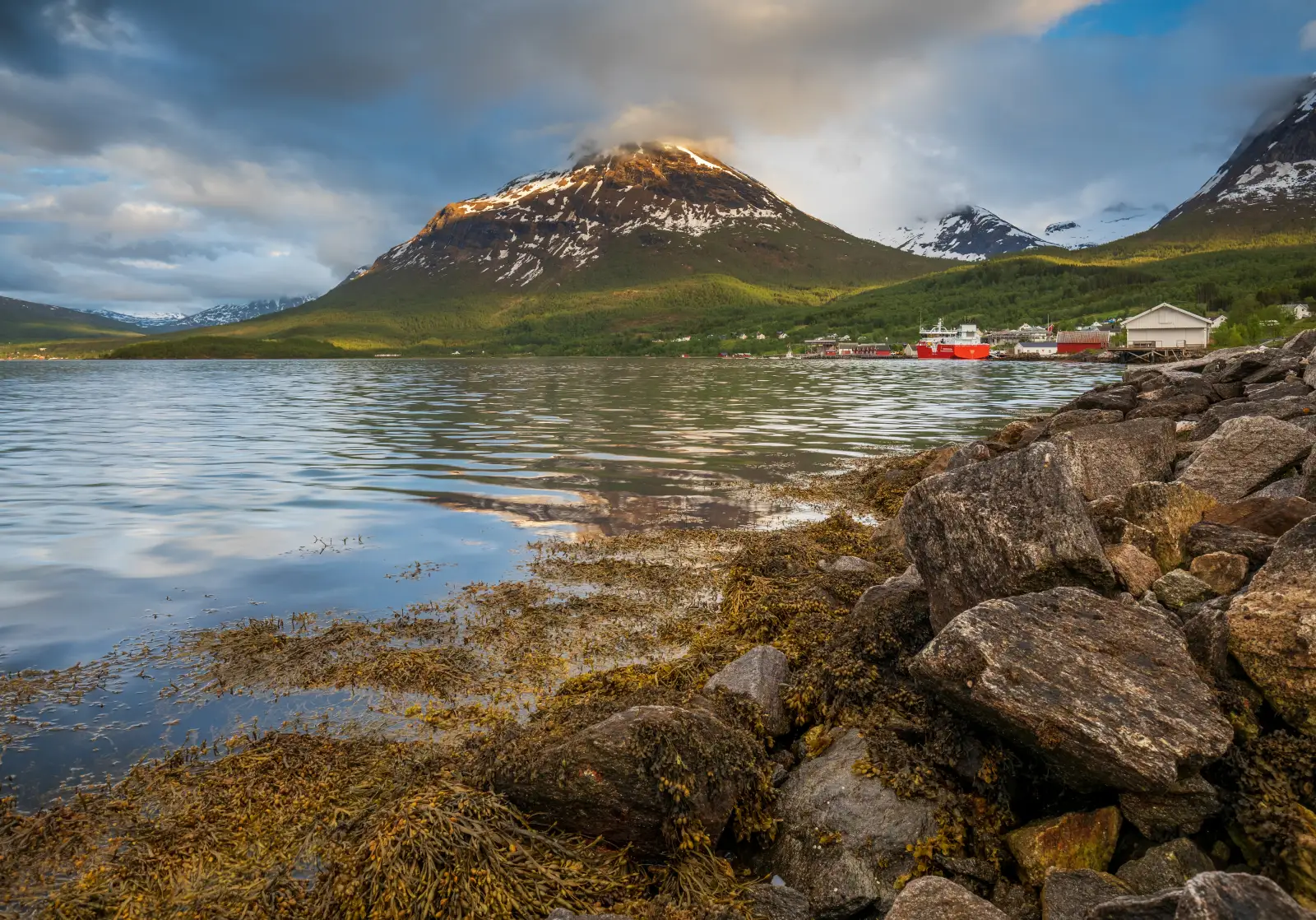 Kveldssol over Middagsfjellet ☀️ Fra strandkanten i Foldvik har du utsikt mot Middagsfjellet og fjordlandskapet som preger denne delen av Gratangen. Den lille havna og bryggene vitner om kystkulturen som har vært livsnerven i bygda. Fjorden ligger stille i kveldssola og gir et vakkert bakteppe for både fotografer og fiskere. Foto: Simo Räsänen, CC BY-SA 4.0 https://creativecommons.org/licenses/by-sa/4.0 https://w.wiki/Eu5e kveldssol-i-foldvik-og-middagsfjellet Utsikt fra Foldvik mot Middagsfjellet i Gratangen gratangen, foldvik, middagsfjellet, kyst, fjord, fjellutsikt, fjordkyst, gratangenfjorden Gratangen kommune