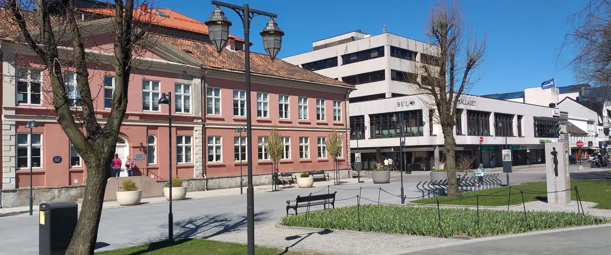 Minnesmerke for 22. juli i Kristiansand 🕊️ Langs Gyldenløves gate i Kristiansand står et minnesmerke for ofrene etter terrorangrepet 22. juli 2011. Skulpturen, laget av Nico Widerberg, er ett av flere identiske monumenter reist rundt i landet for å hedre de drepte. Det er plassert i et rolig byrom like ved Kristiansand bibliotek og markerer både nasjonal sorg og lokal tilhørighet til hendelsen. Foto: Carsten R D, CC BY-SA 4.0 https://creativecommons.org/licenses/by-sa/4.0/ https://commons.wikimedia.org/wiki/File:Gyldenl%C3%B8ves_gate_Kristiansand_-_sculptures_by_Nico_Widerberg.jpg minnesmerke-for-22-juli-i-kristiansand Kristiansand – Minnesmerke for 22. juli-angrepet i Gyldenløves gate Kristiansand, 22. juli, minnesmerke, Kristiansand skulptur, terrorangrep 2011, nico widerberg, gyldenløves gate Kristiansand kommune