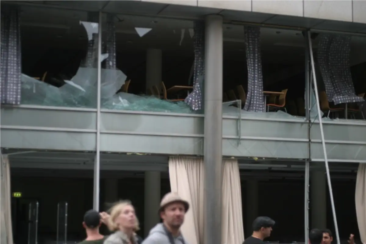 Sprengskader på Oslo Kongressenter 💥 Bølgen fra eksplosjonen i regjeringskvartalet 22. juli 2011 nådde flere kvartaler unna. Her ser vi knuste vinduer og ødelagt interiør i Oslo Kongressenter ved Youngstorget. Folk samlet seg utenfor, usikre på hva som hadde skjedd. Skadene vitner om hvor kraftig eksplosjonen var – og hvor mange den berørte. Foto: Frida Tørring, CC BY-SA 3.0 https://creativecommons.org/licenses/by-sa/3.0/ https://commons.wikimedia.org/wiki/File:Skader_p%C3%A5_Oslo_kongressenter_ut_mot_M%C3%B8llergata.jpg skader-pa-oslo-kongressenter-etter-eksplosjonen Oslo – Skader på Oslo Kongressenter etter eksplosjonen 22. juli Oslo, oslo kongressenter, youngstorget, 22. juli, eksplosjon oslo, regjeringskvartalet, sprengskader oslo, vindu knust, oslo sentrum Oslo kommune