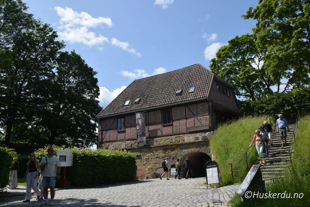 Akershus festning og borggården 🏰 Akershus festning i Oslo kommune har voktet innseilingen til byen siden 1200-tallet. De kraftige murene, tårnene og borggården forteller om århundrer med kongebolig, militært anlegg og fengsel. Innenfor vollene ligger museer, historiske bygninger og små utstillinger som gir et levende innblikk i landets historie. Festningen er åpen for publikum og brukes til konserter, seremonier og daglige besøk, med utsikt over både byen og fjorden. Foto: © Huskerdu.no akershus-festning-0015-17-09-2025-huskerdu Akershus festning – Middelalderborg og nasjonalt minnesmerke Oslo, Oslo kommune, Oslo by, Akershus festning, Akershus Fortress, Akershus slott, Oslo havn, festning i Oslo, borggården Oslo, Norges festninger, historie Oslo Oslo Kommune