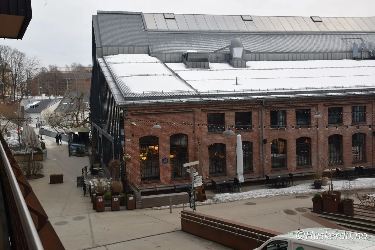 Mathallen Vulkan 🍴 Mathallen på Vulkan er et levende matmarked der besøkende kan smake på alt fra lokale råvarer til internasjonale spesialiteter. Den gamle industribygningen er i dag fylt med små spisesteder, boder og dufter som gjør besøket til en opplevelse for sansene. Foto: © Huskerdu.no Mathallen Vulkan i Oslo. Foto: © Huskerdu.no mathallen-vulkan-09-feb-24-2079-huskerdu Mathallen Vulkan – Matopplevelser i Oslo Mathallen Vulkan, Vulkan Oslo, matmarked Oslo, Grünerløkka mat, mathall Oslo, Vulkan bydel, Akerselva Vulkan Oslo kommune