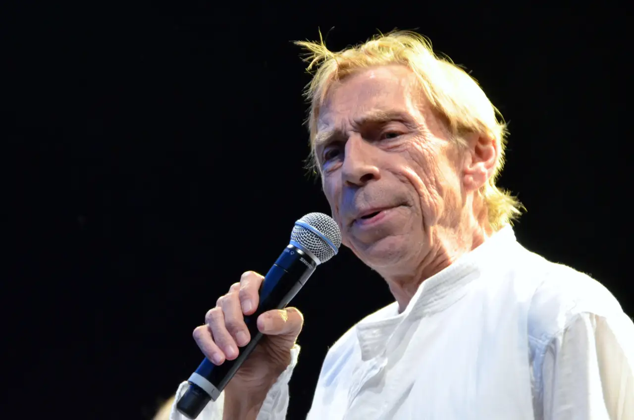 Jahn Teigen med «Mil etter mil» 🎶 Jahn Teigen gjorde «Mil etter mil» til en folkekjær klassiker, selv om bidraget endte med null poeng i Eurovision Song Contest 1978 i Paris. Nederlaget ble snudd til seier på hjemmebane, og sangen ble starten på hans solokarriere som en av Norges mest populære artister. Foto: Bamble kommune, CC BY-SA 2.0 https://creativecommons.org/licenses/by-sa/2.0 https://commons.wikimedia.org/wiki/File:Jahn_Teigen_(96)_(5982322523).jpg jahn-teigen-mil-etter-mil-eurovision Jahn Teigen med «Mil etter mil» i Eurovision 1978 paris, frankrike, eurovision, esc, melodi grand prix, jahn teigen, jan teigen, norsk musikk Bamble kommune