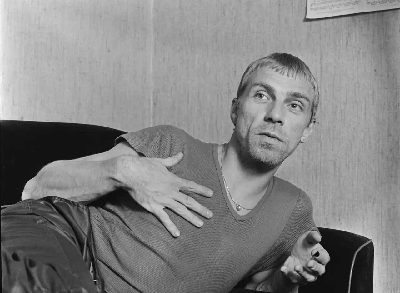 Jahn Teigen i unge år 🎸 Jahn Teigen fotografert i 1979, på et tidspunkt da karrieren allerede hadde tatt fart etter årene med The Enemies, The Red Squares, Lions of Juda og Arman Sumpe D.E. Denne perioden ble starten på hans gjennombrudd og la grunnlaget for et liv i norsk musikkhistorie. Foto: Kåre Eide, CC0 https://creativecommons.org/publicdomain/zero/1.0/ https://commons.wikimedia.org/wiki/File:URN_NBN_no-nb_digifoto_20180802_00315_NB_KE_423_06.jpg jahn-teigen-unge-ar-1979 Jahn Teigen i unge år 1979 tonsberg, tønsberg, vestfold, jahn teigen, jan teigen, the enemies, popol vuh, popol ace, norsk musikk Tønsberg kommune