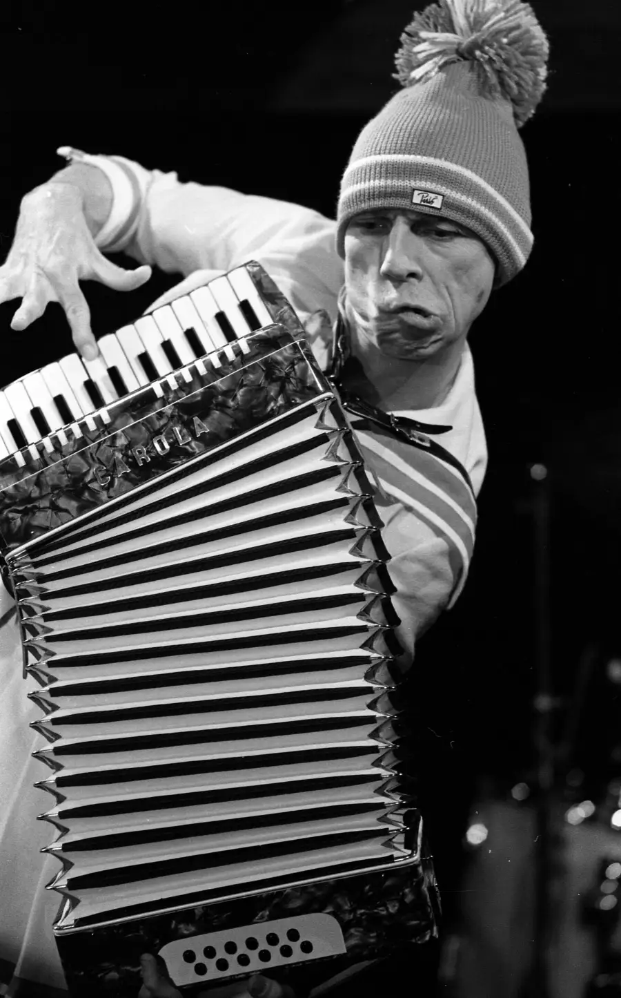 Jahn Teigen med trekkspill 🎭 Jahn Teigen opptrer i fullt humoristisk uttrykk med trekkspill og lue under en konsert. Den overdrevne mimikken og energiske kroppsspråket viser hans lekne side, godt kjent fra årene i Prima Vera. Bildet illustrerer hvordan han kombinerte musikk og humor på scenen og gjorde konsertene til uforglemmelige opplevelser. Slike øyeblikk viser hvorfor Teigen ble en av Norges mest allsidige artister. Foto: Riksarkivet, ingen restriksjoner https://creativecommons.org/publicdomain/mark/1.0/ https://commons.wikimedia.org/wiki/File:Jahn_Teigen_(11097022426).jpg jahn-teigen-prima-vera-trekkspill Jahn Teigen i Prima Vera med trekkspill oslo, osloby, oslo city, jahn teigen, jan teigen, prima vera, norsk humor, norsk musikk Oslo kommune