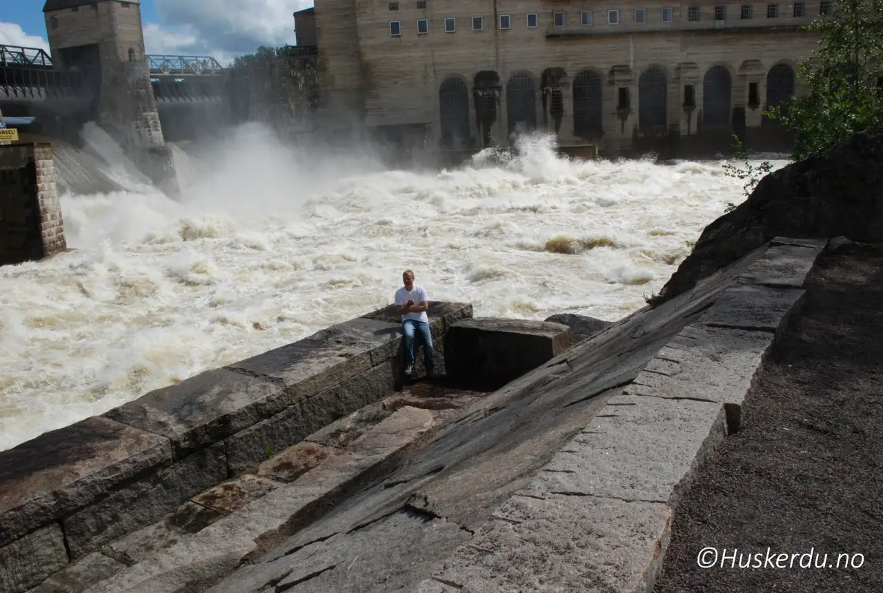 Vannkreftene ved Solbergfoss 🌊 Ved Solbergfoss kraftverk kjenner man virkelig naturkreftene på nært hold. Når vannmassene slippes løs dundrer Glomma med voldsom kraft forbi de gamle murbygningene. Stedet er et dramatisk fotopunkt og en opplevelse for den som vil se vannkraften i aksjon. Foto: © Huskerdu.no Solbergfoss kraftverk under flom. Foto: © Huskerdu.no solbergfoss-flom-0039-16-06-2011-huskerdu Solbergfoss kraftverk – Flom og vannkrefter Solbergfoss, Solbergfoss kraftverk, Askim, Indre Østfold, Østfold, Glomma Solbergfoss, vannkraft Solbergfoss, flom Glomma