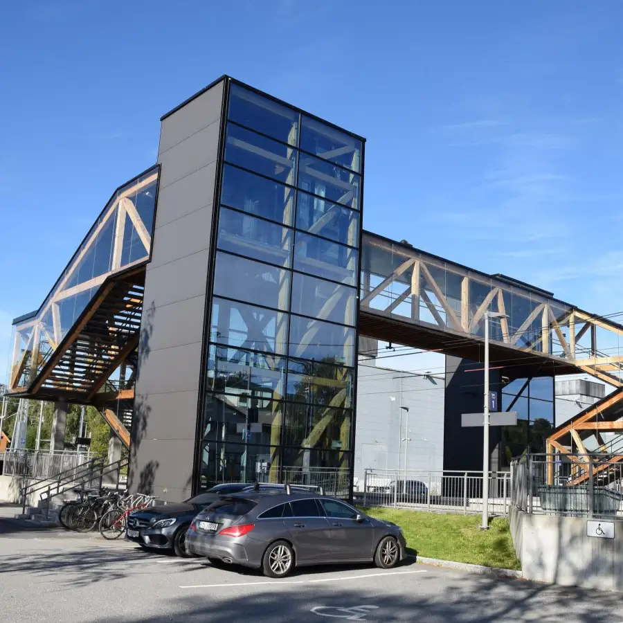 Spydeberg stasjon og Stasjonskafeen 🚉 Rett ved jernbanesporet ligger Spydeberg stasjon, et lite trehus som gir tettstedet et historisk preg. I bygget finner du Stasjonskafeen, et hyggelig sted å ta en pause mens du venter på toget eller vil møte lokalt folk. Stasjonen har vært et viktig knutepunkt på Østre linje i over hundre år og binder Spydeberg tett til både Oslo og Mysen. Foto: © Huskerdu.no Spydeberg stasjon og Stasjonskafeen – Foto: © Huskerdu.no spydeberg-sentrum-0007-04-09-2023-huskerdu Spydeberg stasjon og kafe – knutepunkt på Østre linje Spydeberg, Spydeberg stasjon, Stasjonskafeen, Østre linje, togstasjon Spydeberg, Indre Østfold