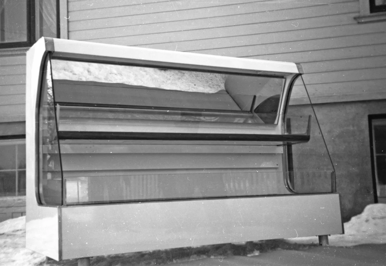 Tidlig kjøledisk fra Norild Apparatfabrikk i Askim med to plan og speil i ryggen