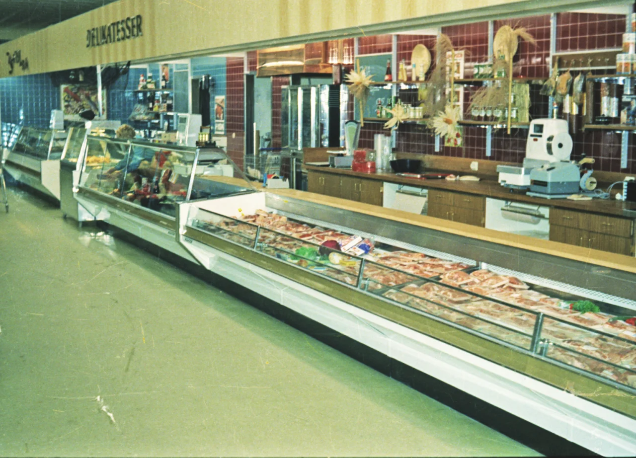 Norild eksposedisk fra 1970-tallet med delikatesse-, fiske- og kjøttavdeling levert til en Mega-butikk i Oslo