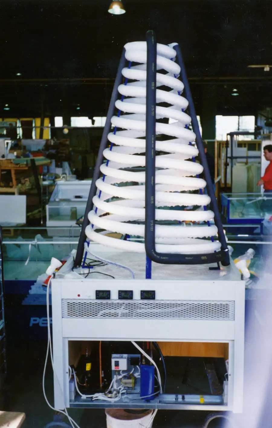 Monter fra Norild som viser Glavaflex-isolerte kjølerør med frost i spiralform, laget som demonstrasjonsanlegg for Glava på 1990-tallet.