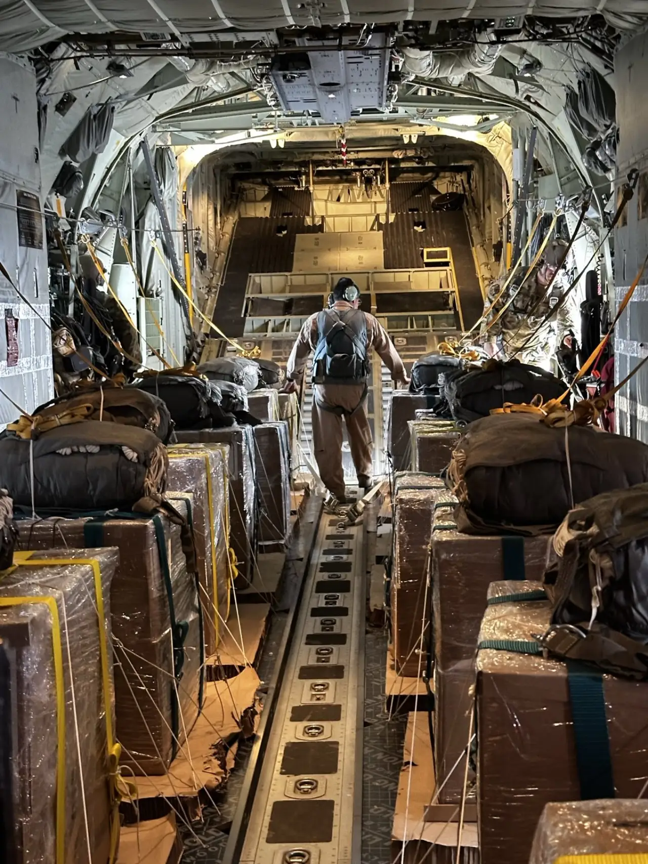 Mannskap i transportfly gjør klart paller med nødhjelp til Gaza.