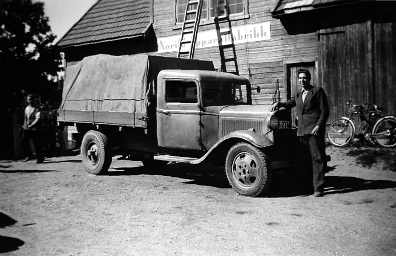 John Unnerud ved Norilds lastebil utenfor fabrikken på Høyendahl i Askim på 1950-tallet
