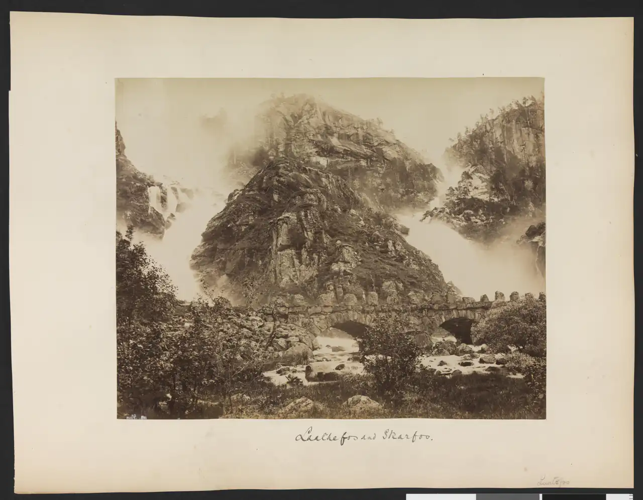 Låtefoss og Skarsfoss på 1800-tallet 🌊 Dette historiske fotografiet viser både Låtefoss og Skarsfoss slik de ble foreviget på slutten av 1800-tallet. Den gamle steinbrua binder de to fossene sammen og har vært et fast motiv på postkort og bilder fra Hardanger i over hundre år. Bildet gir et sjeldent innblikk i hvordan reisende opplevde området lenge før dagens bilvei ble bygget. Foto: Knud Knudsen / Nasjonalbiblioteket, PD https://creativecommons.org/publicdomain/mark/1.0/ https://w.wiki/FaZH latefoss-og-skarsfoss-hardanger-1800-tallet Låtefoss og Skarsfoss i Hardanger – fotografert på 1800-tallet latefoss, låtefoss, skarsfoss, hardanger, ullensvang, vestland, foss, bru, 1800-tallet, knud knudsen, historisk Ullensvang kommune