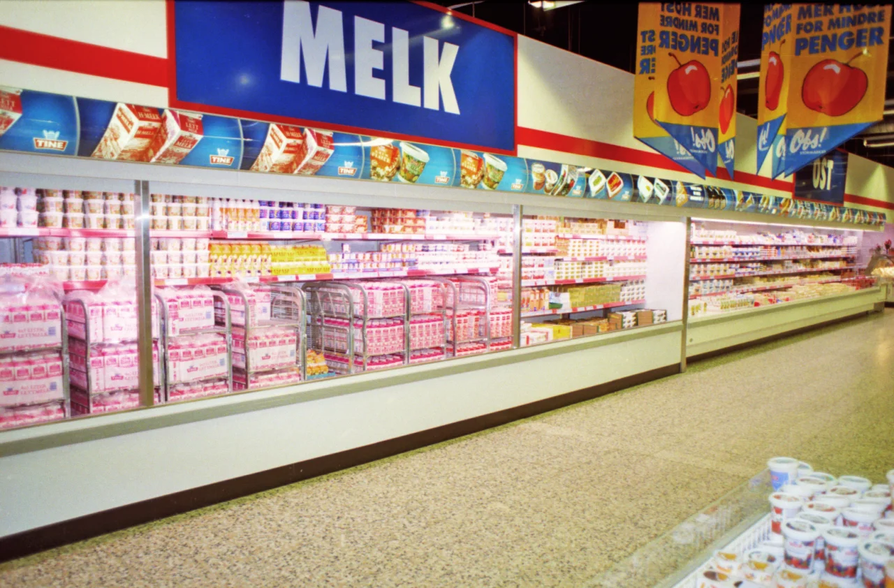Norild melkefront i butikk der melketraller står i front mens kjølerommet ligger bak, designet for enkel vareflyt og jevn temperatur.