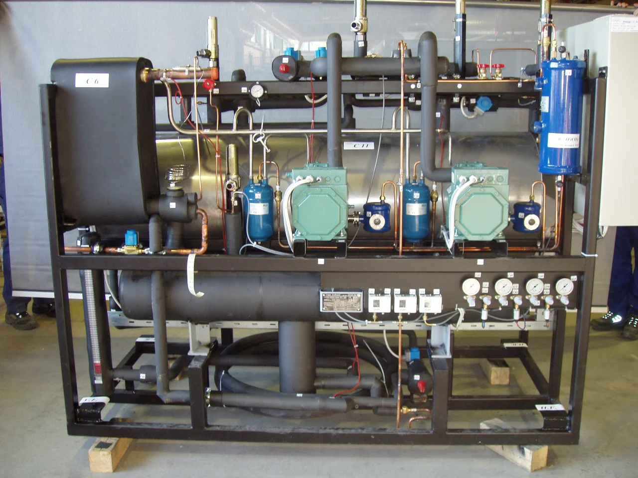 Ferdig CO₂-aggregat fra Norild med kompressorer og røropplegg klart for test i Askim.