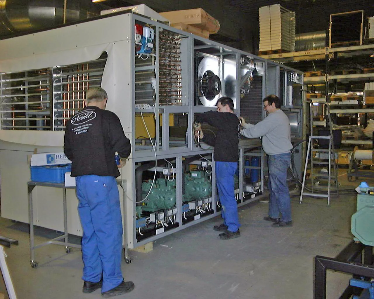 Bjørn Sandbæk og kolleger ferdigstiller et sju meter langt energiskap med Bitzer-kompressorer i Norilds fabrikk i Askim