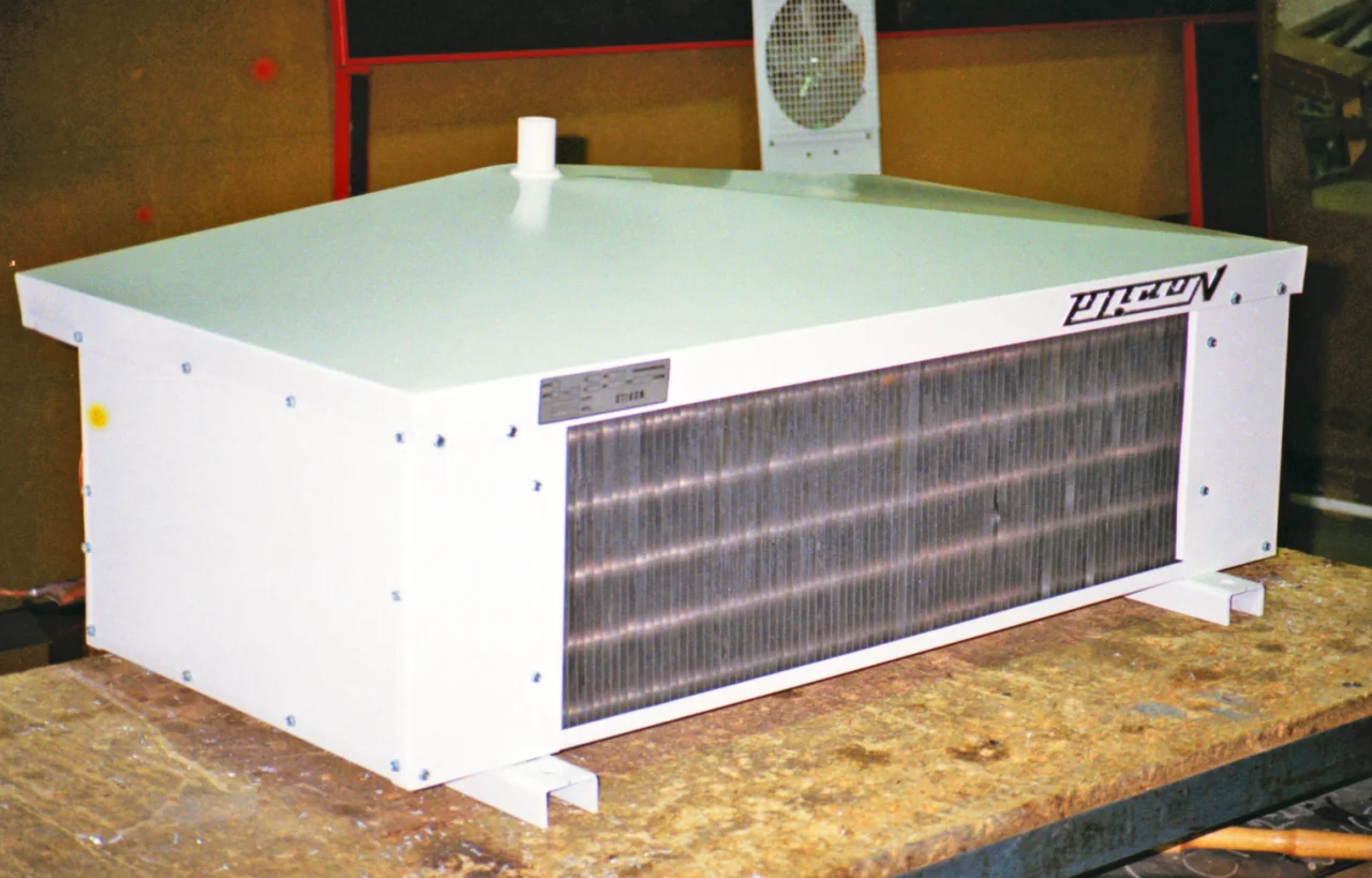 Fordamper fra Norilds kjøleromsproduksjon på 1980-tallet, montert med plastskruer for å hindre kuldebro