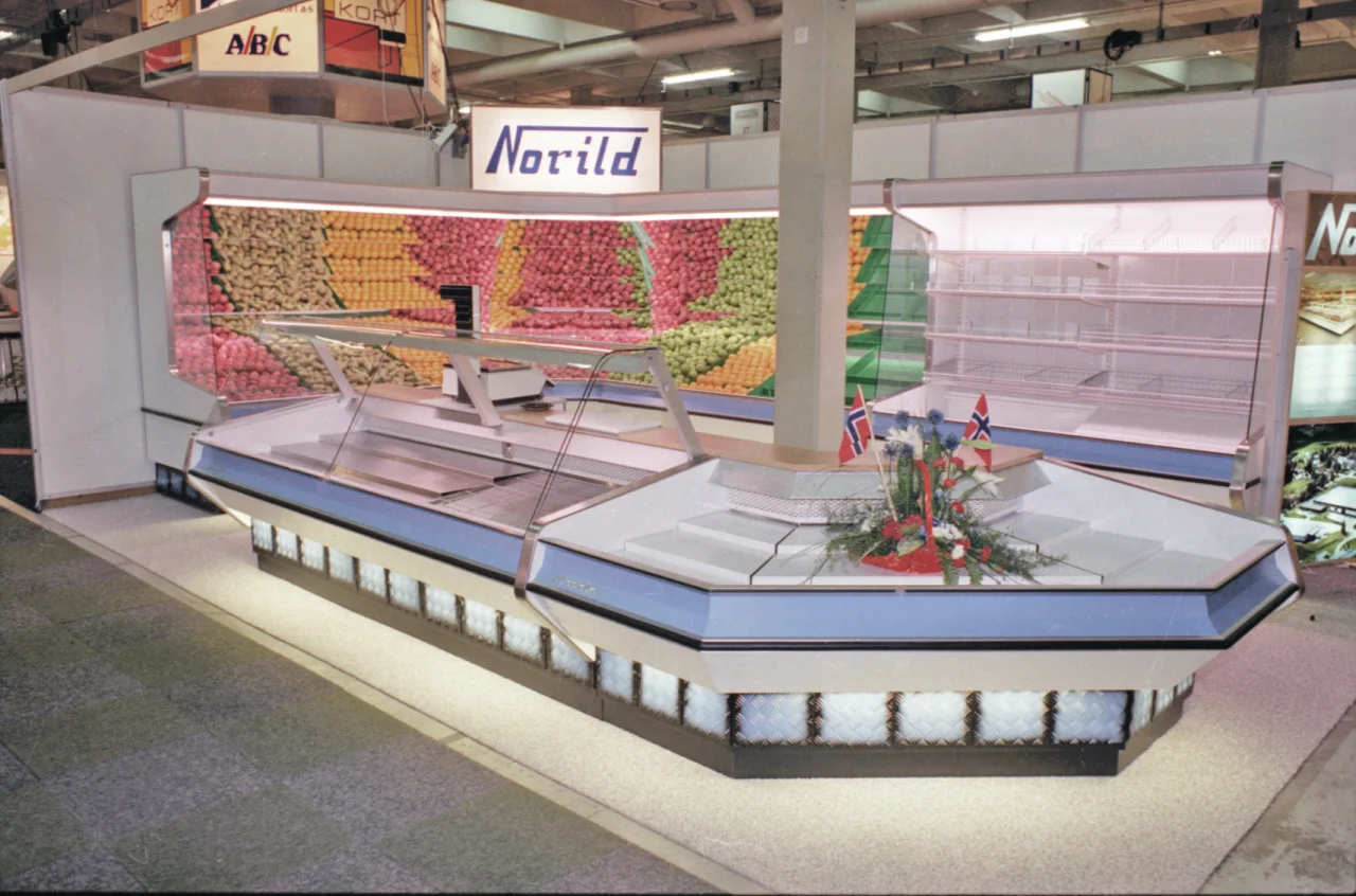 Norilds stand på kjølemessen på Sjølyst i Oslo på 1980-tallet, med fruktdisk, femplansdisk og kjøletorg tilpasset rundt søyle