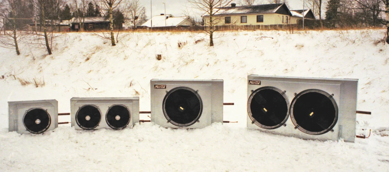 Norild utekondensatorer i ulike størrelser med ringvifter, produsert i Askim på 1980-tallet