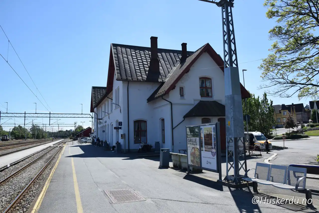 🚉 Sarpsborg jernbanestasjon Den hvitmalte stasjonsbygningen i Sarpsborg har vært et viktig stoppested på Østfoldbanen siden 1879. Med sitt karakteristiske saltak og sentrale beliggenhet binder stasjonen byen sammen med resten av regionen. I dag brukes bygget både til togtrafikk og lokale tjenester, og området er et naturlig utgangspunkt for turer i sentrum. Foto: © Huskerdu.no sarpsborg-stasjon-20-jun-24_065-huskerdu Sarpsborg jernbanestasjon – Et historisk stopp på Østfoldbanen Sarpsborg, Sarpsborg stasjon, Sarpsborg togstasjon, Sarpsborg railway station, Østfoldbanen, tog i Sarpsborg, Sarpsborg sentrum Sarpsborg kommune