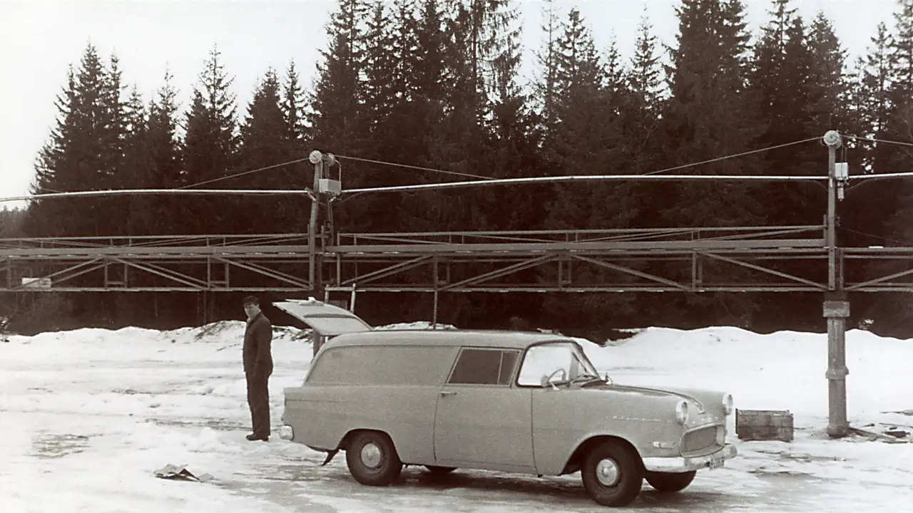 Rolf Mosebys Opel Rekord P1 servicebil parkert foran sorteringsanlegget på Matrand på 1950-tallet