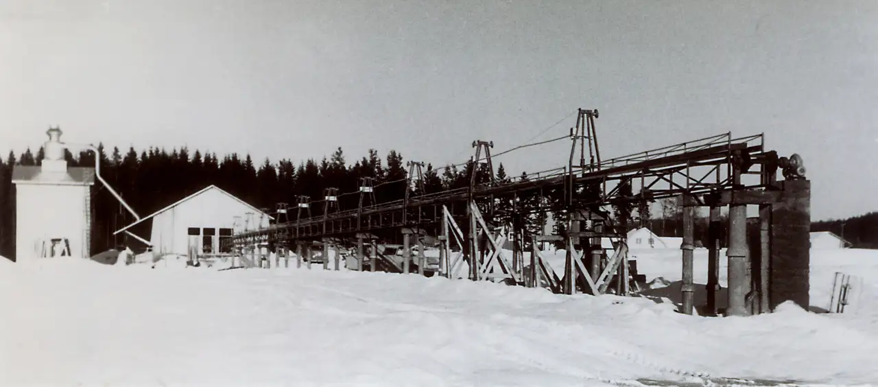 Matrand sorteringsanlegg bygget av Rolf Moseby på 1950-tallet med høye pilarer og transportbane for planker