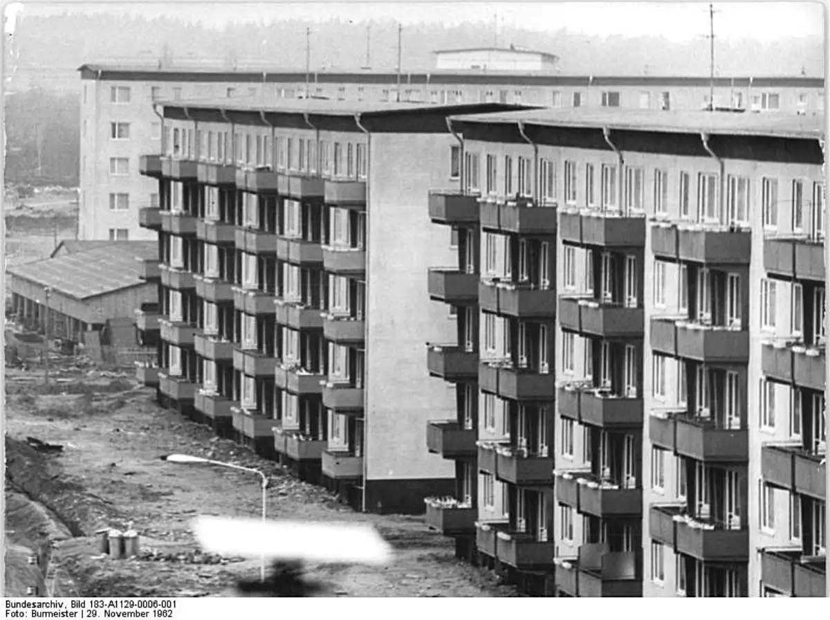 Rekke med betongboligblokker i Rostock Südstadt fra 1962, bygget med DDRs prefabrikkerte Plattenbau-metode som del av planøkonomiens boligpolitikk.