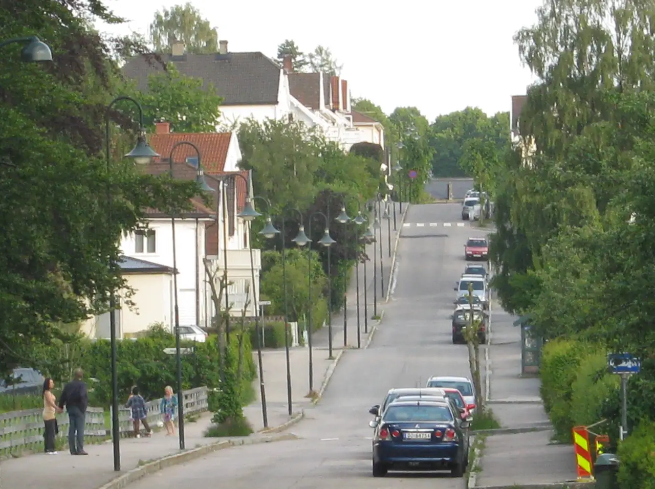 Boliggate på Artillerivollen i Grim med småhus og grønne trerekker en sommerdag.