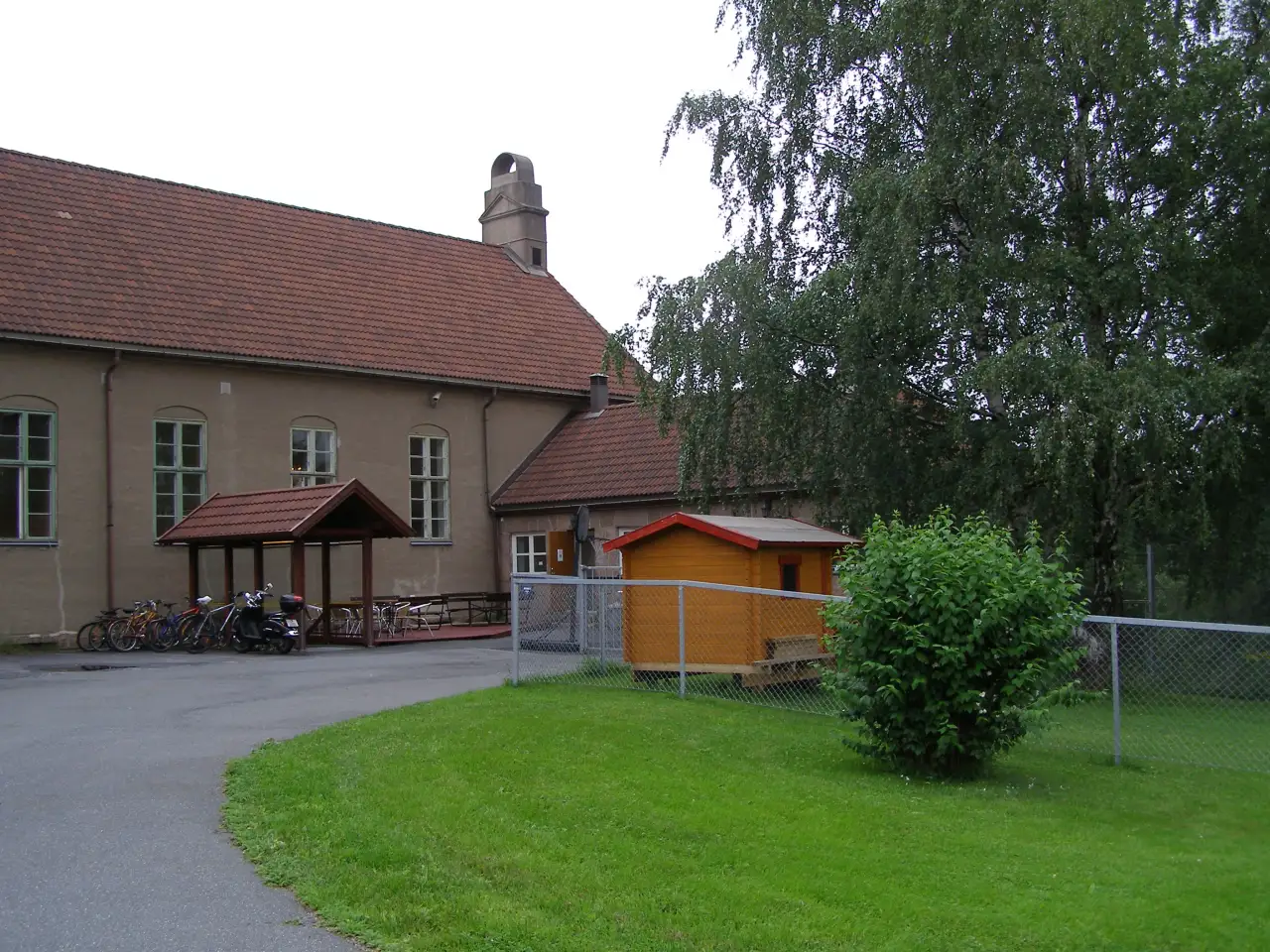 Uteområdet ved Bredtveit kvinnefengsel med bygg, gjerde og sykkelparkering.