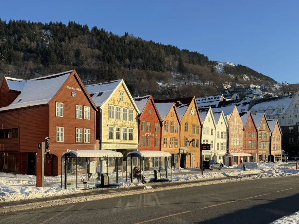 Bryggen i Bergen vinter med fargerike trehus langs Vågen.