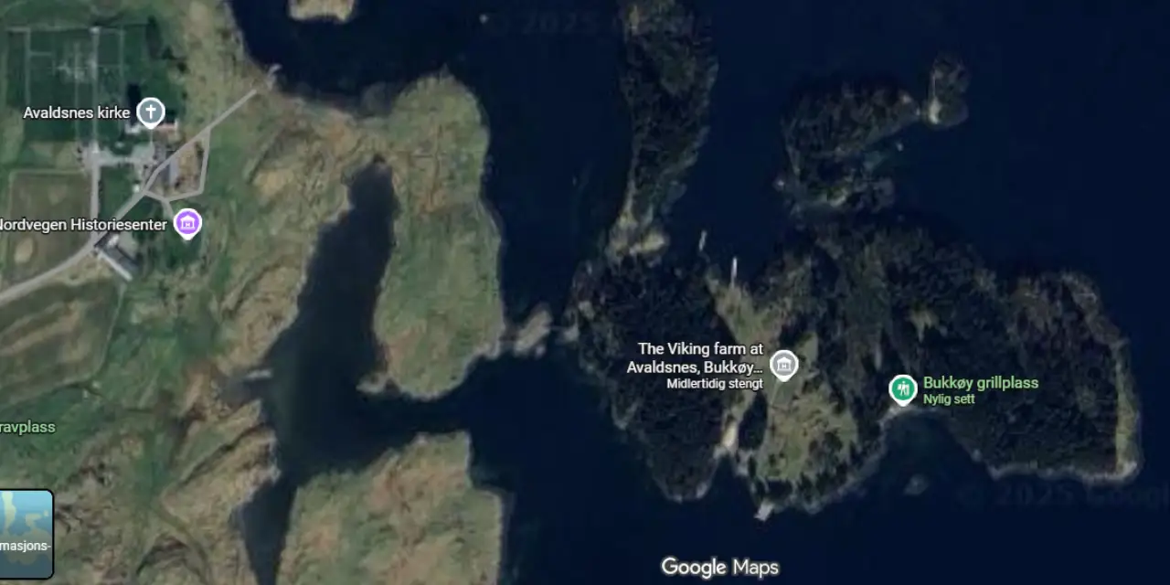 Satellittbilde som viser Bukkøy, Vikinggarden og gangveien fra Avaldsnes kirke med åpne turområder rundt sundet.