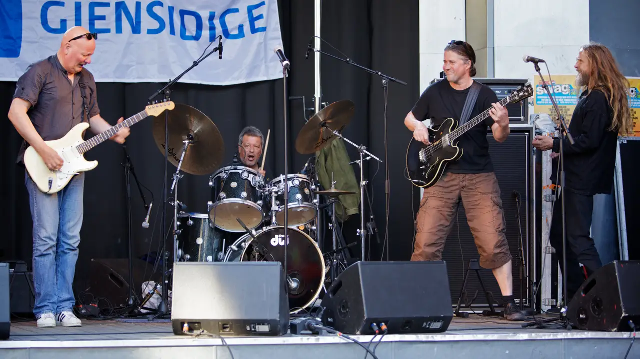 Dance with a Stranger på utendørsscene i 2009 med Yngve Moe som nr. to fra høyre bak bassgitaren.