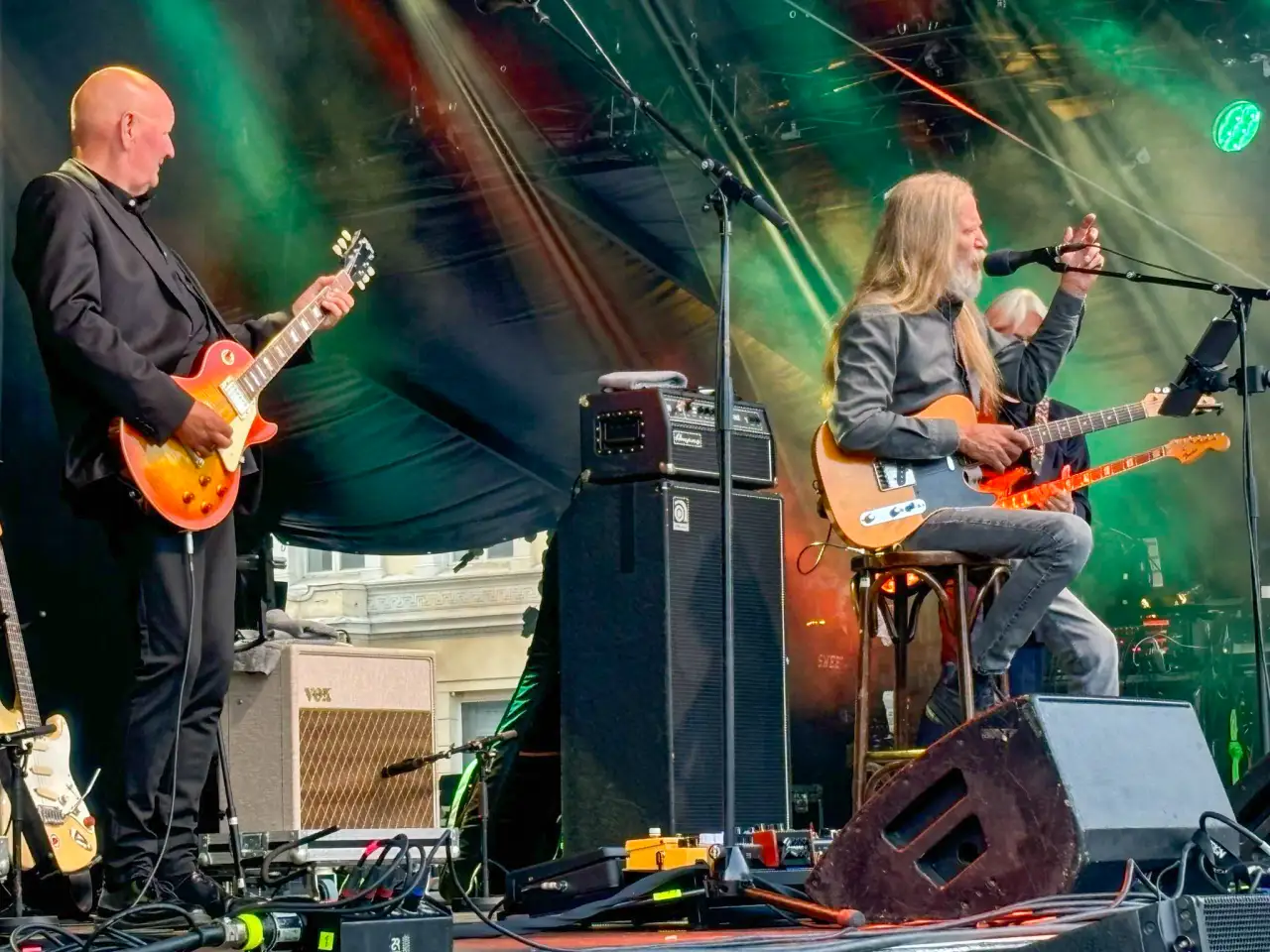 Dance with a Stranger på scenen i 2024 med Frode Alnæs på gitar og Øivind «Elg» Elgenes ved mikrofonen under fargerikt scenelys.
