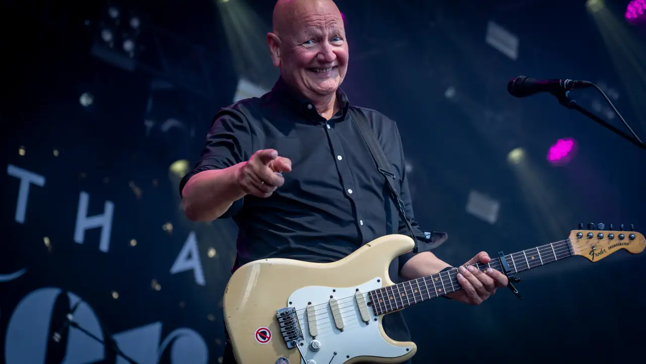 Dance with a Stranger på scenen i 2024 med fullt band og fargerik lyssetting foran publikum.