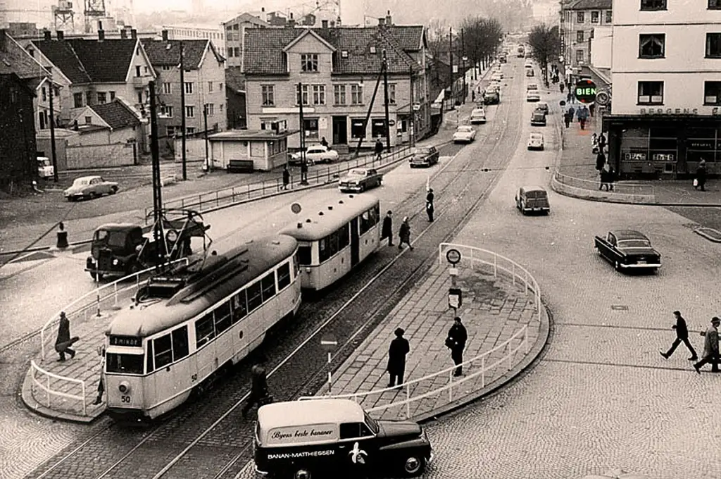 Danmarks plass i Årstad med trikk og biltrafikk.