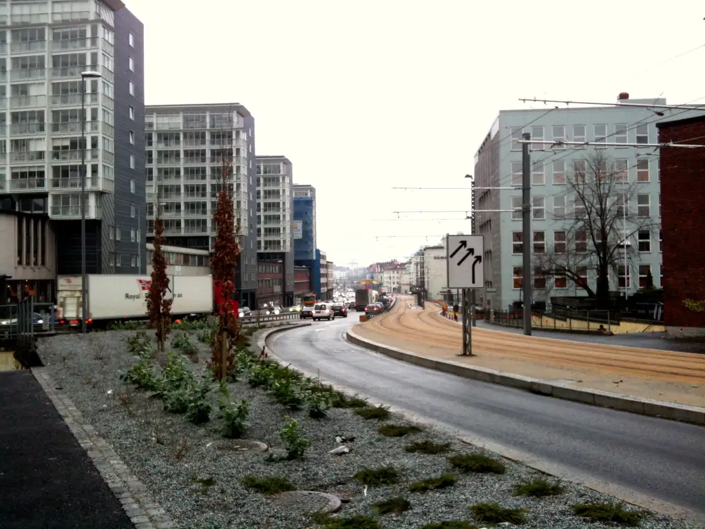 Danmarks plass i Årstad sett fra sør med bybane og biltrafikk.