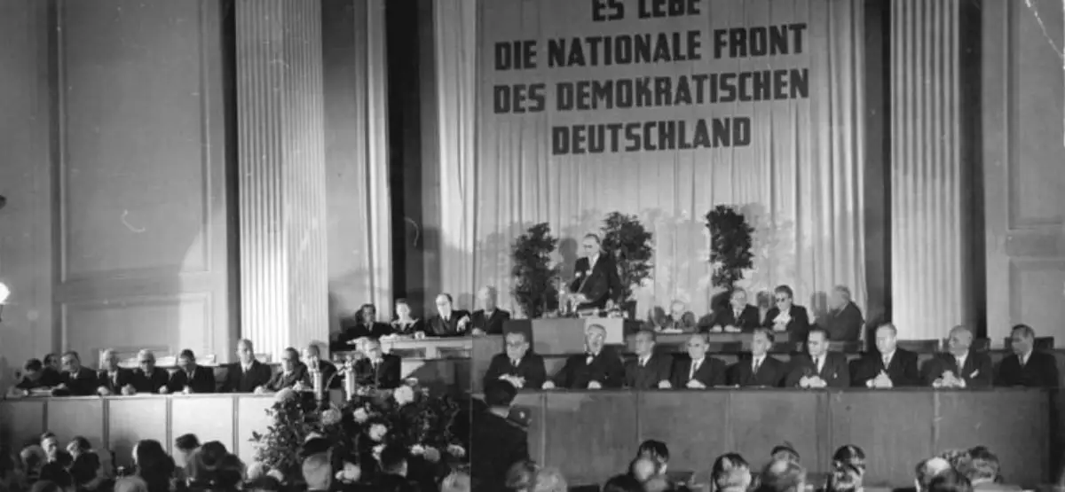 Volkskammer i Berlin presenterer den første regjeringen i DDR 12. oktober 1949, med Walter Ulbricht og Otto Grotewohl blant deltakerne.