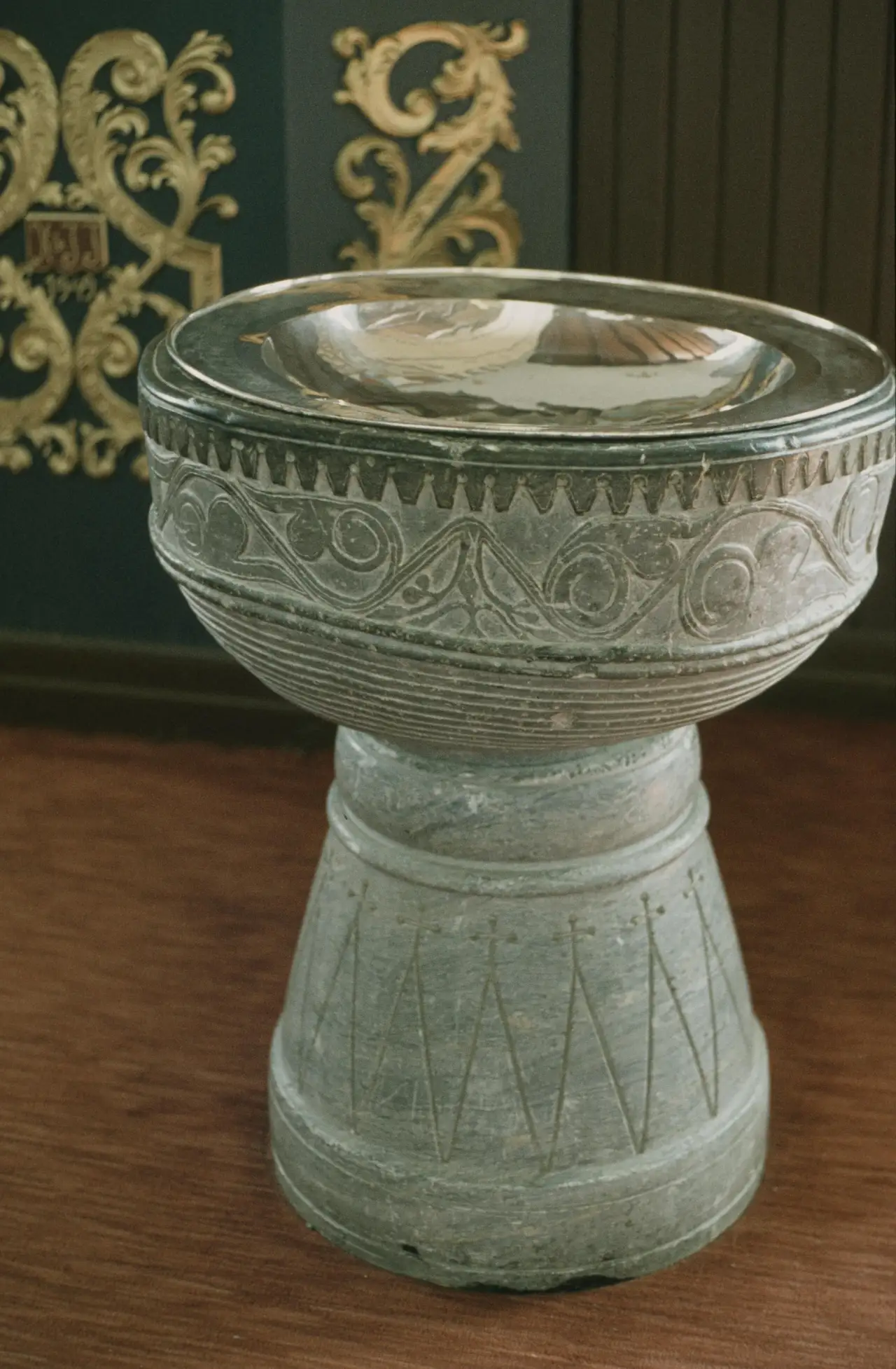 Middelaldersk døpefont i kleberstein med dekor i Trøgstad kirke